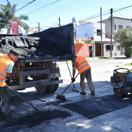 Cuadrillas municipales avanzan con el plan de bacheo en distintos barrios de La Plata