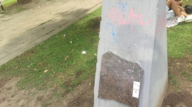 Vandalismo en Plaza Belgrano hace desaparecer placa recordatoria