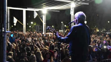 Peteco Carabajal y artistas platenses protagonizaron un conmovedor homenaje a excombatientes en plaza Malvinas