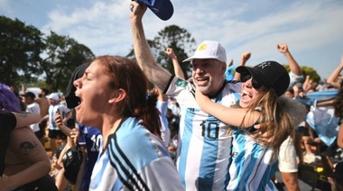 Rodríguez Larreta se puso la camiseta de Argentina y festejó en Plaza Seeber con la gente el pase a los cuartos de final del Mundial