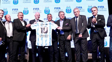 Infantino: "Todas las ideas para homenajear a Maradona tendrán el apoyo total de la FIFA"