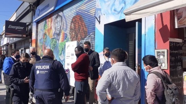 Vendedores senegaleses se resistieron a un nuevo operativo contra la venta ilegal y destrozaron dos móviles del municipio