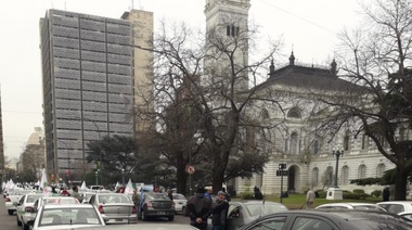 Importante manifestacion de taxistas en la Municipalidad de La Plata en contra de UBER y todo transporte ilegal