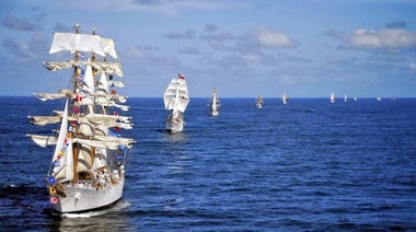 La fragata “Libertad” y una decena de grandes veleros desfilan mañana frente a Mar del Plata