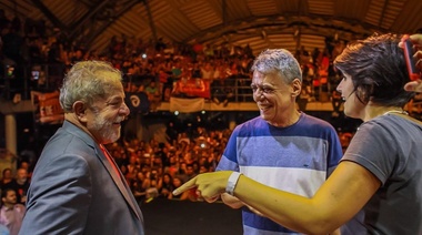 Aún en prisión, Lula sigue liderando la intención de votos por la presidencia