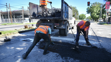 La Municipalidad ejecuta tareas de bacheo en una decena de localidades platenses