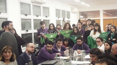 Por iniciativa de Franja Morada y otros sectores, Facultad de Derecho de UNLP se manifestó a favor del aborto legal, seguro y gratuito