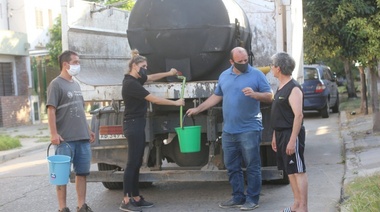 Ante la ola de calor que afecta a La Plata, funcionarios y concejales de Juntos se sumaron a los operativo de asistencia