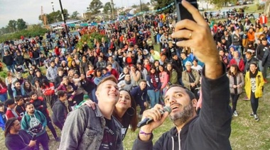 En Berisso, Juan Mincarelli apostó a los jóvenes con un multitudinario festival