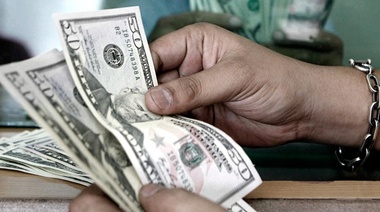 El dólar minorista vuelve a bajar y perdía entre 20 y 25 centavos durante la mañana