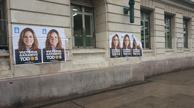 Se multiplican quejas vecinales por agresiva pegatina de afiches de la campaña de un sector del Frente Todos