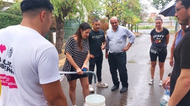 Denuncian que 45 viviendas sociales del Barrio PAMI en La Plata están sin agua hace dos meses y ABSA no responde