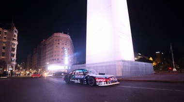 Para Celebrar los 85 años del Turismo Carretera, 12 autos de carrera recorrieron la Av. 9 de Julio y hoy tendrán su gala en el Teatro Colón