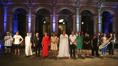 Para conmemorar los 39 años de democracia, solistas entonaron el himno desde la Casa Rosada