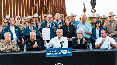 Gobernador de Texas firma proyecto de ley que tipifica cruce fronterizo ilegal en delito estatal en EE. UU.