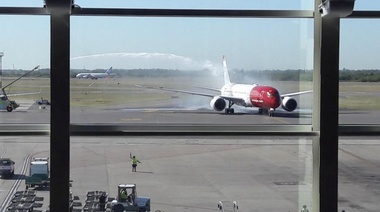 Con la llegada de un avión de Norwegian, se inauguraron los vuelos low cost internacionales