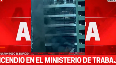 Se incendia edificio lindero al ministerio de Trabajo: Evacúan el edificio y hay explosiones