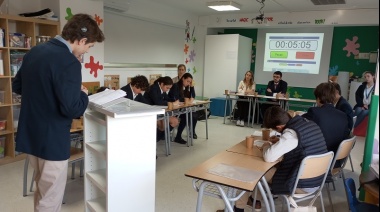 Estudiantes españoles debaten en torneo escolar prohibición de móviles en las aulas