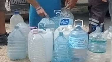 En La Plata la crisis del agua movilizó a vecinos a Gobernación, mínimas respuestas y Municipio salió con más de 350.000 litros a barrios
