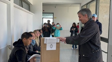 Máximo Kirchner votó poco después de las 9 en la localidad de Tolosa