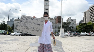 “Mi último sueldo fue en mayo 2020, necesito trabajar”, pide una docente en Plaza Moreno de La Plata