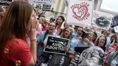 Corte Suprema de EEUU revoca el derecho constitucional al aborto