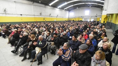 Garro entregó 500 tablets a abuelos y abuelas de la ciudad en el Club Circunvalación