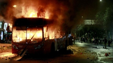 Por las protestas decretan el toque de queda en Santiago y Chacabuco a partir de las 22