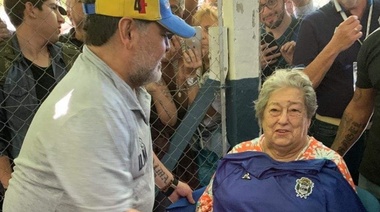 Diego se encontró con Hebe de Bonafini y cantó contra Verón antes del clásico platense