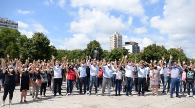 Abad, Bazze y Rovella en un acto en Plaza Moreno: "Vamos a hacer un radicalismo mirando al futuro", dijeron