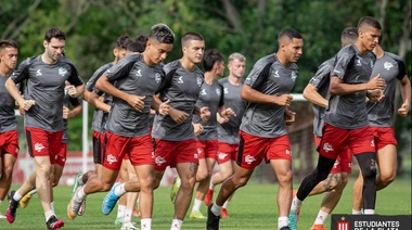 El puntero Estudiantes visita a Vélez con rotación por la Copa Libertadores