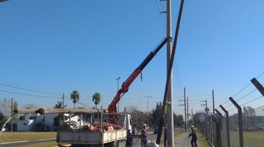 EDELAP continúa colocando nuevas columnas de hormigón en los tendidos eléctricos troncales