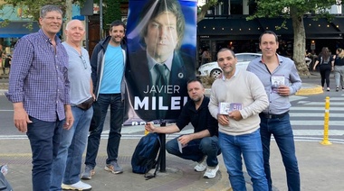 A minutos de la veda: Liberales platenses realizaron eventos por Milei, y ayer en la estación de trenes se les impidió hacer campaña