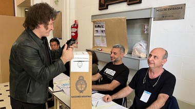 Milei votó rodeado de seguidores y habló de "un enorme trabajo a pesar de la campaña del miedo"