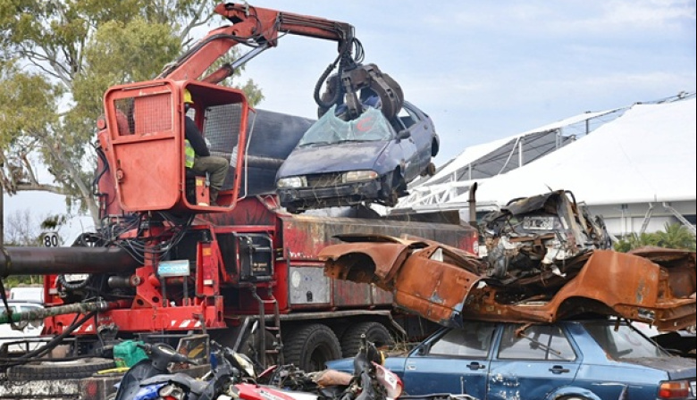 Avanza el plan de compactación de vehículos abandonados en La Plata