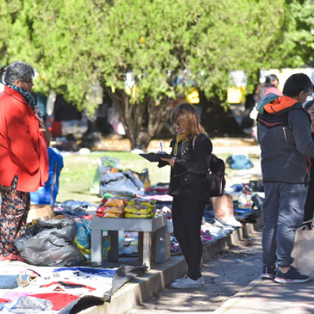 Municipio de La Plata relevó puestos en calles y plazas para reconvertir la venta en la vía pública