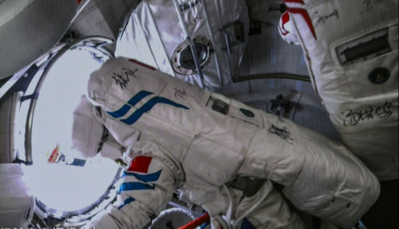 Astronautas chinos regresan a salvo tras cumplir misión de 6 meses en estación espacial