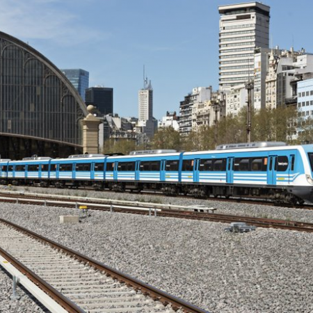 Reducen frecuencia del Tren Roca por obras y ponen colectivos para trasladar pasajeros