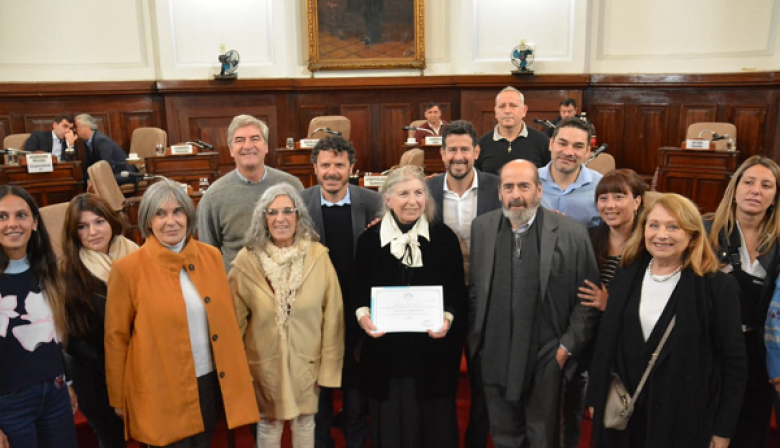 Distinguieron a dos jóvenes nadadores platenses Máximo Aguilar y Ulises Cassau por su aporte al deporte y a la física Norma Sanchez