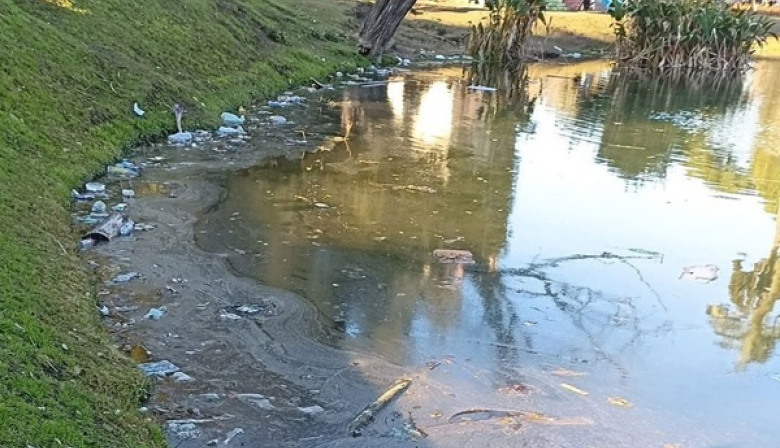 Vecinos del Parque Saavedra indignados: “sigue siendo una mugre, los feriantes se creen dueños, los medios no cubren y Alak no da respuestas”