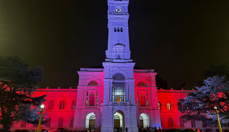 El Palacio Municipal se iluminó de rojo y blanco en homenaje al título de Estudiantes de La Plata