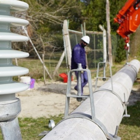 Edelap continúa adaptándose al cambio climático: ya instaló 1600 nuevas columnas de hormigón en sus redes