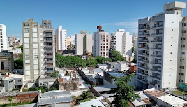 Domingo con cielo despejado por la mañana