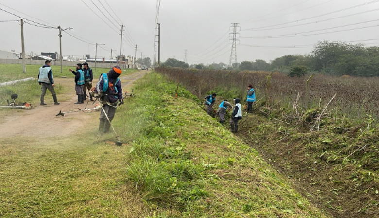 Despliegan amplio operativo de limpieza de arroyos en La Plata