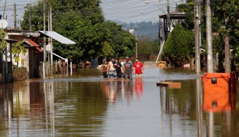 Brasil tendría que importar arroz y frijol por graves inundaciones en sur del país, advierte Lula