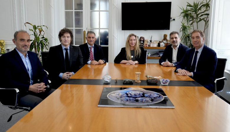 Más allá de los alineamientos forzados, UxP y la alianza entre libertarios y amarillos confrontarán en las próximas elecciones: ¿Y el medio?