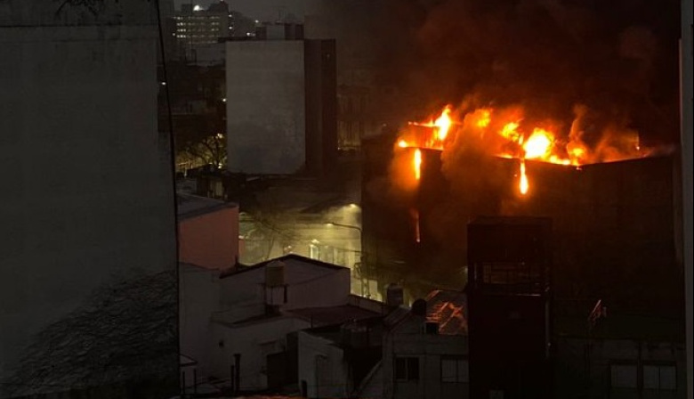 Incendio en un depósito de La Plata: se derrumbó el techo y por las explosiones cayeron heladeras a la calle