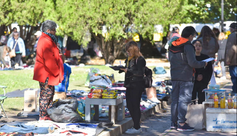 Municipio de La Plata relevó puestos en calles y plazas para reconvertir la venta en la vía pública