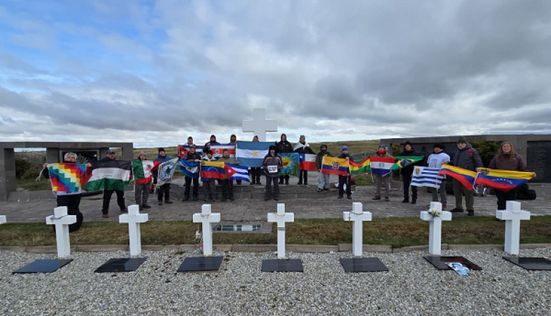 Excombatientes del CECIM La Plata visitaron el Cementerio de Darwin y exigieron completar el proceso de identificación