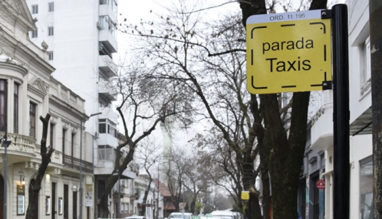 Se desplomó la actividad de los taxis en La Plata durante abril: recaudación diaria cayó 46% en términos reales